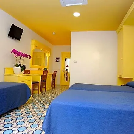 Astoria Hotel 4*